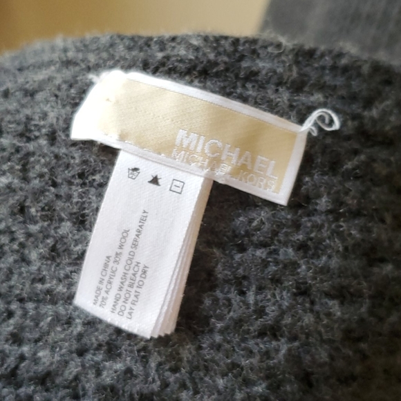 MK Wool blend gray knit long scarf silver button - Picture 6 of 7